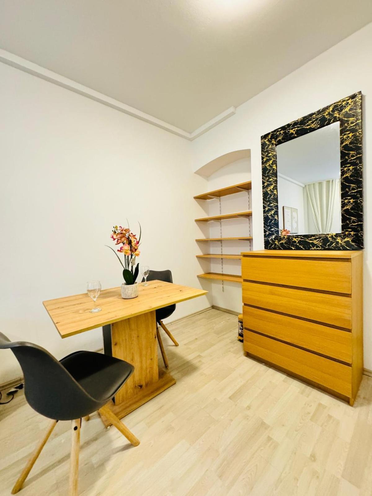 Bright Stay, 7br Shared Only 13min To Belvedere Palace Apartament